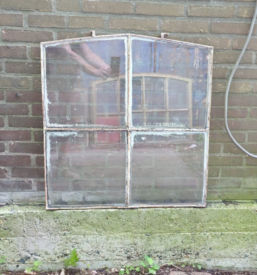 XVII - Kleine gietijzeren spiegel - 78x73,5cm