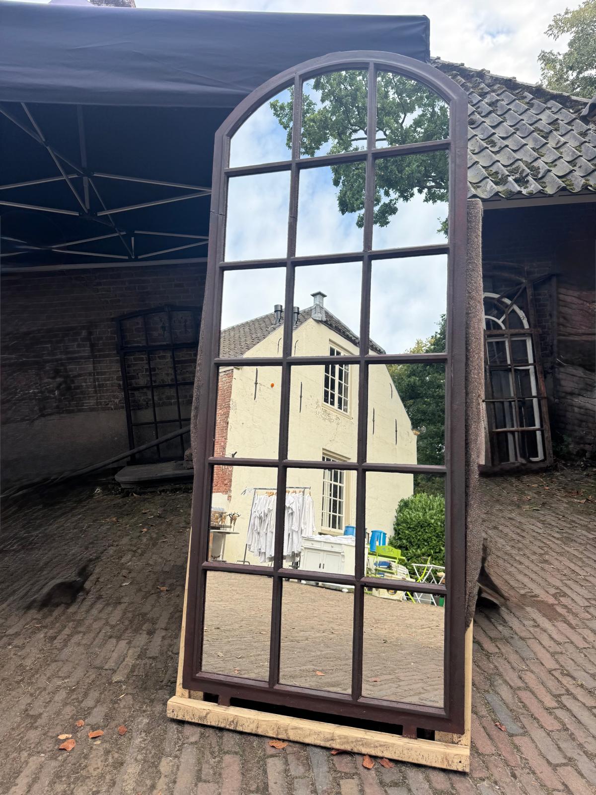 Hoge gietijzeren kerkraam spiegel donkerbruin frame 200x80 cm RensCreates Utrecht