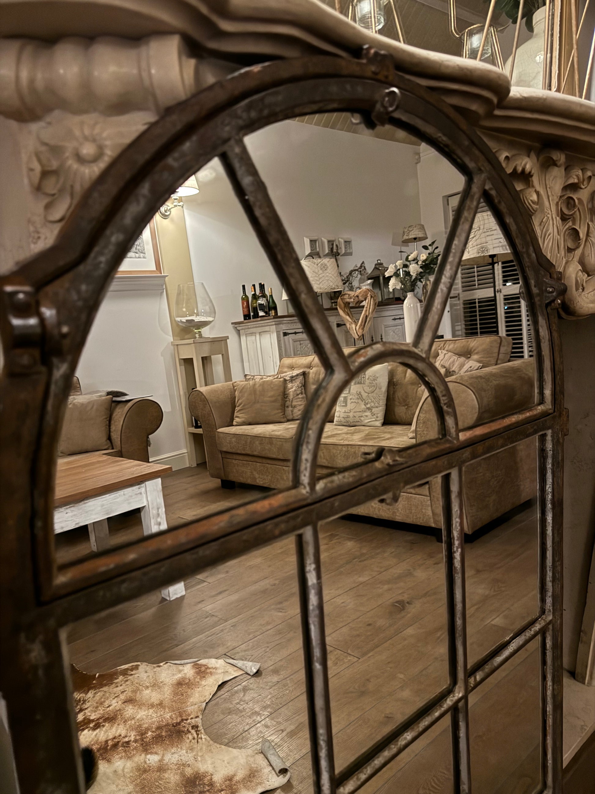 Bijzonder raamwerk in deze spiegel