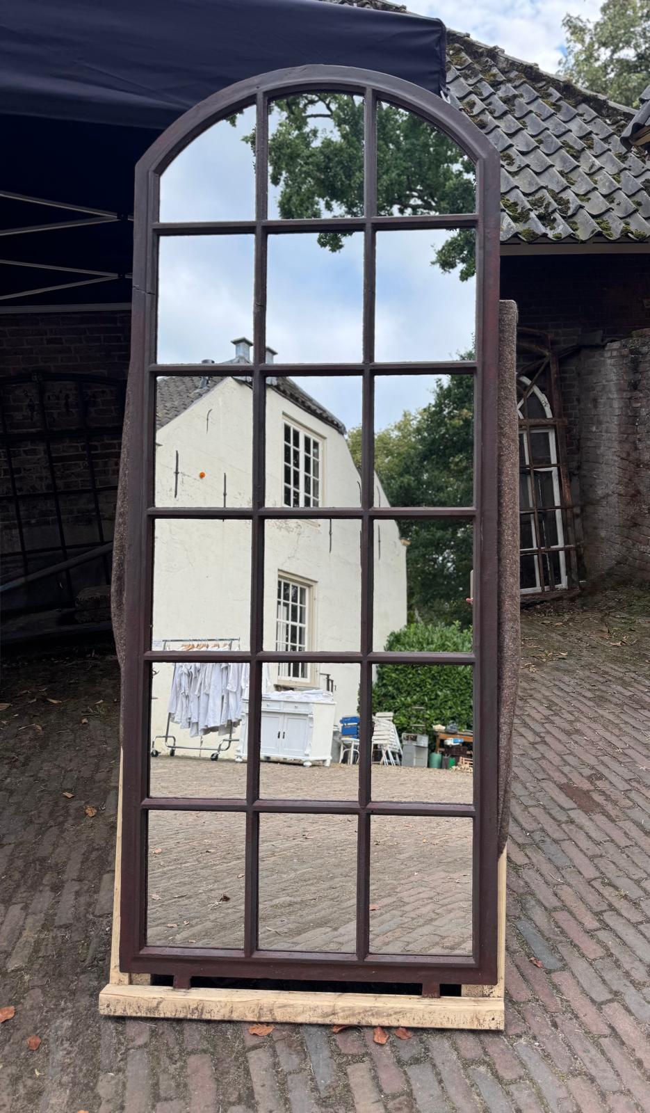 Slanke gietijzeren kerkraam spiegel 200x80 cm met boog handgemaakt RensCreates Utrecht