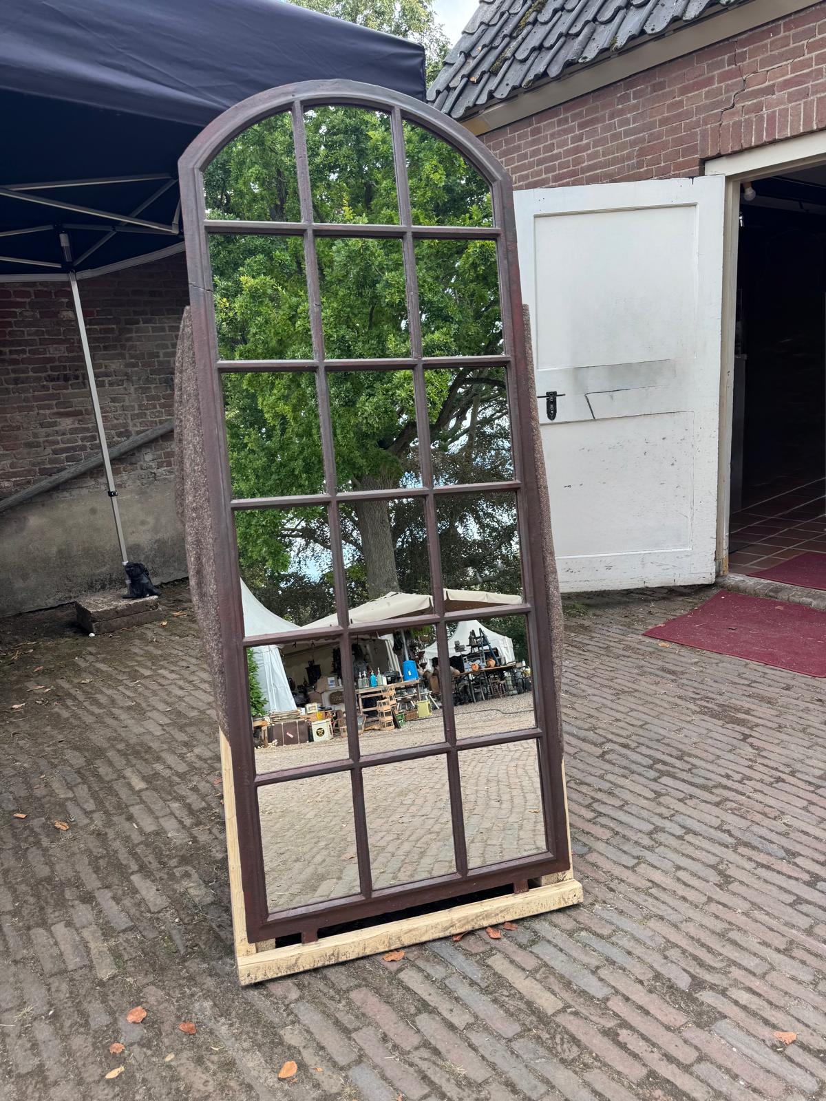 Gietijzeren kerkraam spiegel buiten opstelling authentieke kleur RensCreates Utrecht