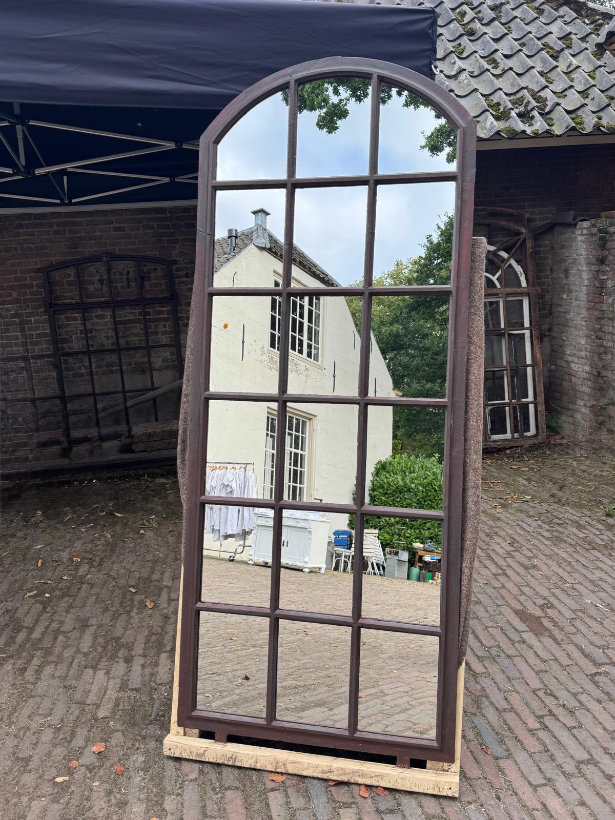 Grote gietijzeren kerkraam spiegel zij-aanzicht boog 15 vlakken RensCreates Utrecht